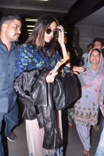 Sonam Kapoor leave for London to promote Bhaag Mikha Bhaag in Mumbai Airport on 3rd July 2013 (30).JPG